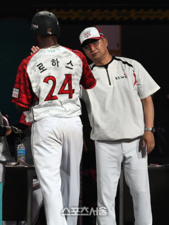 [SS포토]로하스와 하이파이브 나누는 김진욱 감독