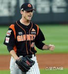 [SS포토] 롯데 레일리, NC 강타선 무사만루 위기를...?