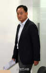 [SS포토]회의실 입장하는 김호곤 기술위원장
