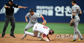 야수선택 정근우, 의욕이 너무 앞섰네![SS포토]