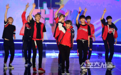 [SS포토] 업텐션 무대에 뿜어져 나오는 에너지