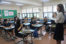 선생님의 평창 금메달, 응원합니다…쇼트트랙 김아랑의 특별한 환송식