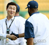 [SS포토] 이종열 해설위원, 스크럭스...요즘 방망이 뜨겁네요~