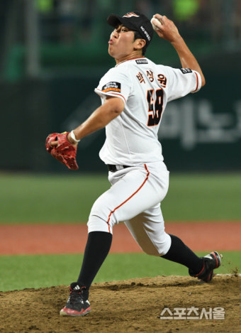 [SS포토] 한화의 새 투수 박상원, 데뷔전 2이닝 무실점으로 역투!
