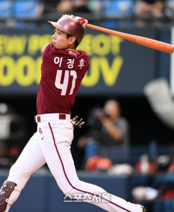 [SS포토]이정후, 벌써 멀티 히트!