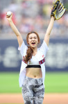 [SS포토]스포츠댄스 선수 안혜상, 시원스런 시구 패션
