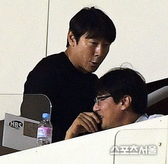 [SS포토] 신태용-황선홍 감독, 나란히 FA컵 8강전 관전 중에...?
