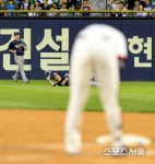 [SS포토] NC 나성범, 안타를 빨아들이는... 호수비~!