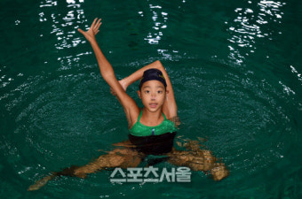 '아티스틱 스위밍'의 김연아 꿈꾼다…수중발레 특급 유망주 허윤서