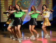 [SS포토]하트 만들어보이는 걸그룹 굿데이