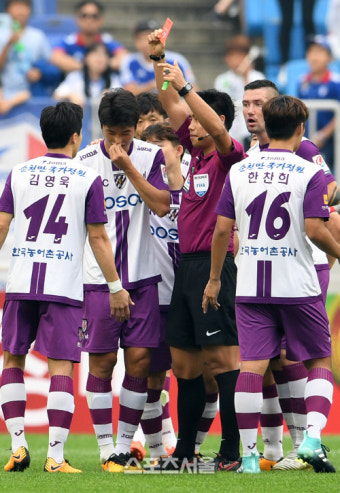 [SS포토]VAR 거쳐 레드 카드 받는 전남의 고태원