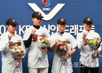 [SS포토] 롯데 자이언츠의 선택을 받은...영광의 신인들!