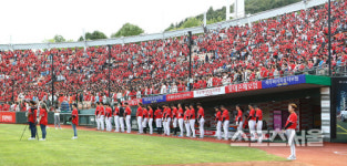 동백 유니폼·이승엽 버블헤드 KBO리그에 부는 新마케팅 바람