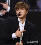[SS포토] 강다니엘, 시상 무대를 불사르는...마성의 눈빛?