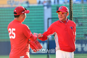 [SS포토]김기태 감독-이범호, '우승 한 번 해보자!'