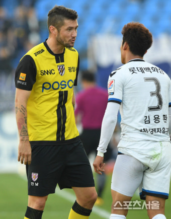 [SS포토] 전남 페체신, 예민한 신경전...?
