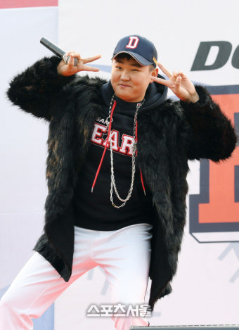 [포토]래퍼로 변신한 두산 신인 정철원, 깜찍하게!