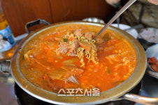 [핵ZONE맛]보글보글 얼큰칼칼 김치찌개 … 추위를 이기는 든든한 한끼