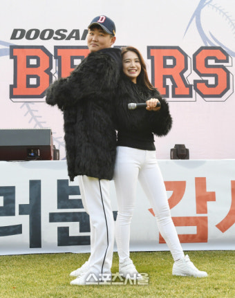 [포토]특별공연으로 호흡 맞춘 두산 신인 정철원과 치어리더 도정은