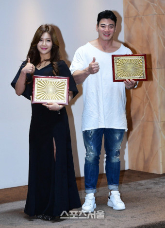 [포토]지연아와 김창근, "니카코리아 '올해의 MVP' 입니다"