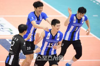 '1위 등극' 현대캐피탈, 한국전력 셧아웃 승리
