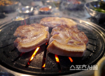 [핵ZONE맛집]고기를 먹어야 새해가 밝아온다 송년회식의 절대지존, 삼겹살 목살 맛집