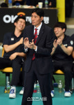 [포토]삼성화재 신진식 감독, 득점에도 담담하게!