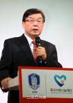 [포토]축구사랑 나눔의 밤, 인사말하는 이갑진 이사장
