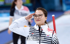 [포토]김은정, 멋진 거수 경례로 1위 신고