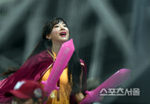 [포토]망또 두른 김안나 손에 든건 무어?