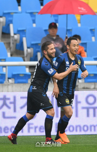 아길라르 '황선홍 프리킥'에 전세진 데뷔전 데뷔골까지…수중전 속 명승부