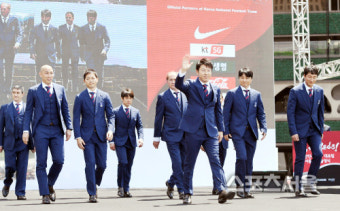 [포토] 축구대표팀의 코칭 스태프, 위풍당당 출정식~!