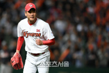 [포토] SK 김광현, 92구로 8회까지 1실점 호투!
