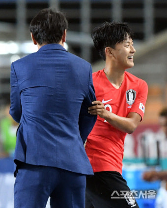[포토] 신태용 감독, 이승우 데뷔전...훌륭했어~!