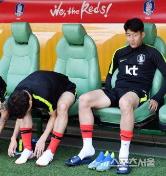 [포토] 손흥민, 전북 현대 벤치가...마음에 들어~