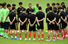 [포토] 축구대표팀 각오, 훈련 마친 뒤 10여 분의 조용했던 미팅...