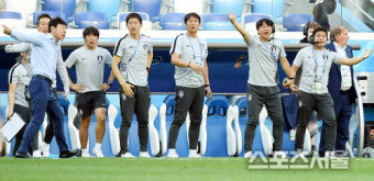 [포토] 신태용 감독과 코칭 스태프, 이건 아닌데..!