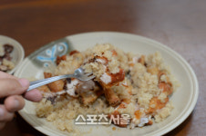 [핵ZONE맛집]옛 철공소 골목마다 피어난 예술의 향기…문래동 맛에 취하다