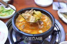 [핵ZONE맛집]옛 철공소 골목마다 피어난 예술의 향기…문래동 맛에 취하다