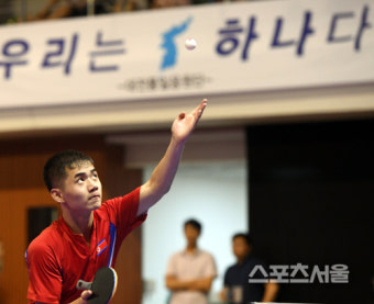 [포토] 북한 탁구대표팀의 함유성, 우리는 하나다!