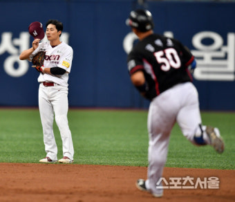 선제 투런포 쏘아올린 강백호, 시선피하는 김하성[포토]