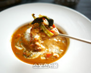 [이우석의 맛좀봐라] 7말8초 휴가철, 간편식의 제철이 왔다. 상하목장 치킨스프카레