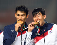 [포토] 손흥민 금메달 깨물며 윙크