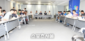 [포토]김학범 감독, 금메달 뒷이야기 풀어내 볼까요~