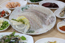 소비자만족대상-통영자연회타운]통영케이블카 인근 방풍나물에 회 싸먹는 통영대표 횟집