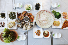 [스포츠서울 소비자만족대상:거제 자연산달인해녀집] 해녀가 채취한 자연산 해산물로 전국적 명성