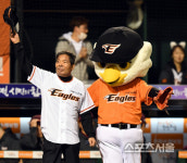 [포토] 이희수 전 한화 감독, 포스트시즌 시구를 위해~