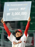 [포토] SK 김강민, 플레이오프 MVP의 기쁨!
