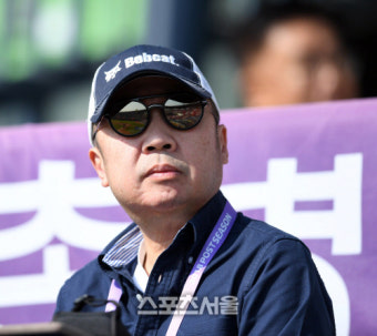 [포토] 한국시리즈 1차전 지켜보는 박정원 두산그룹 회장