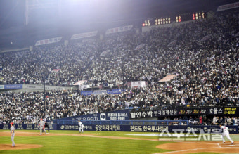 [포토] 두산 김재환, 잠실 응원 속...뜨거운 타격!